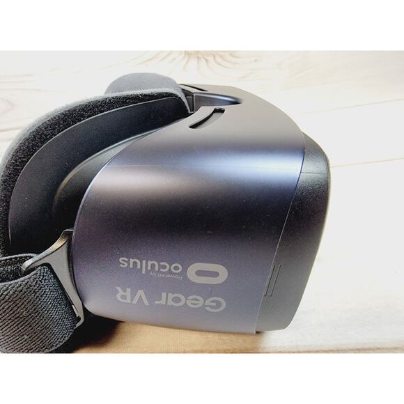 Samsung Gear VR Powered by Oculus SM-R323 Virtual Reality Headset - Picture 9 of 15